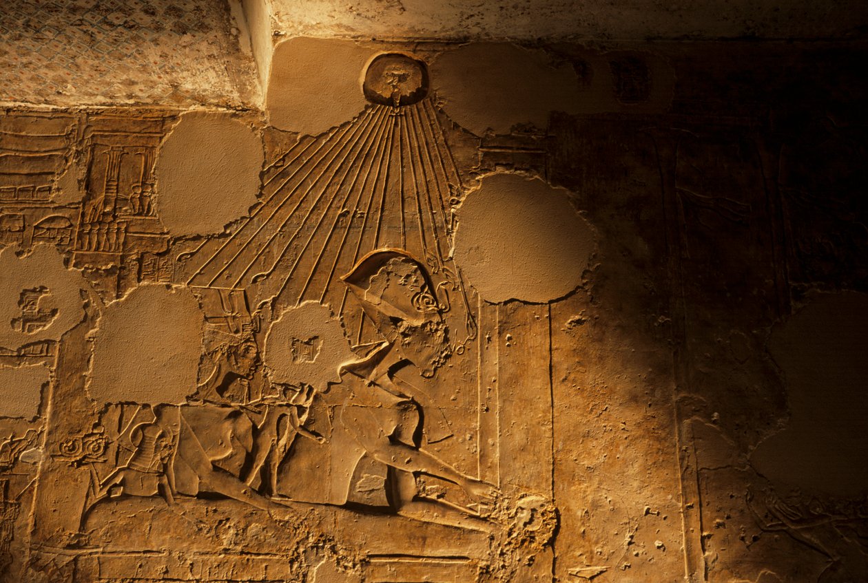 Relief av kungafamiljen, Akhenaten, Nefertiti och döttrar, Mahus grav, "Chief of P..., 2001 (foto) av Kenneth Garrett