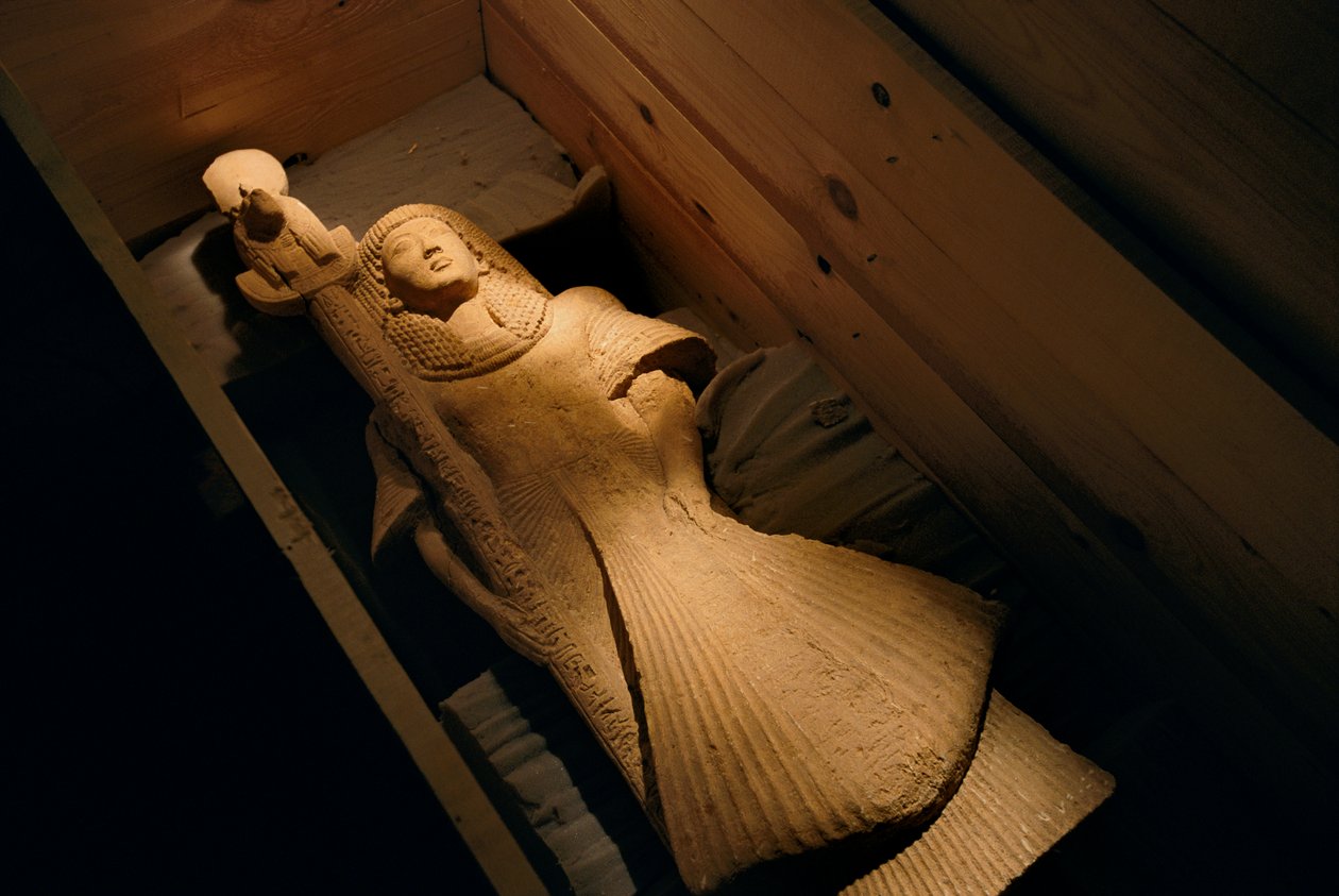 Sandstensstaty av Nebre som fanbärare för den lejonhövdade krigsgudinnan Sekhme..., 2002 (foto) av Kenneth Garrett