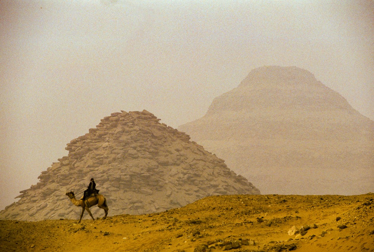 Saqqara; Teti Pyramid; 6:e dynastin; Djoser Pyramid (i bakgrunden); Egypten av Kenneth Garrett
