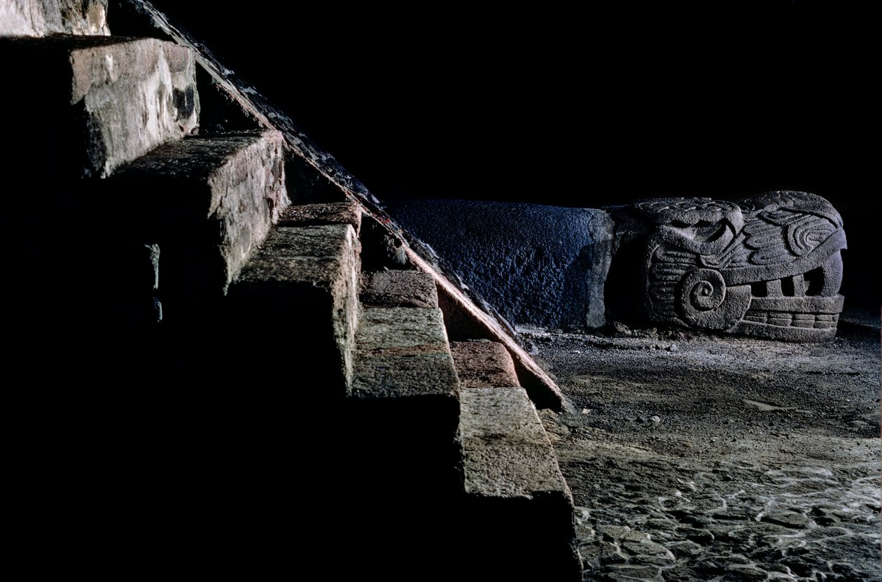 Replik av orm på det stora templet, Tenochtitlan, Templo Mayor, Aztec, Mexiko, Mexiko Ci..., 2010 (foto) av Kenneth Garrett
