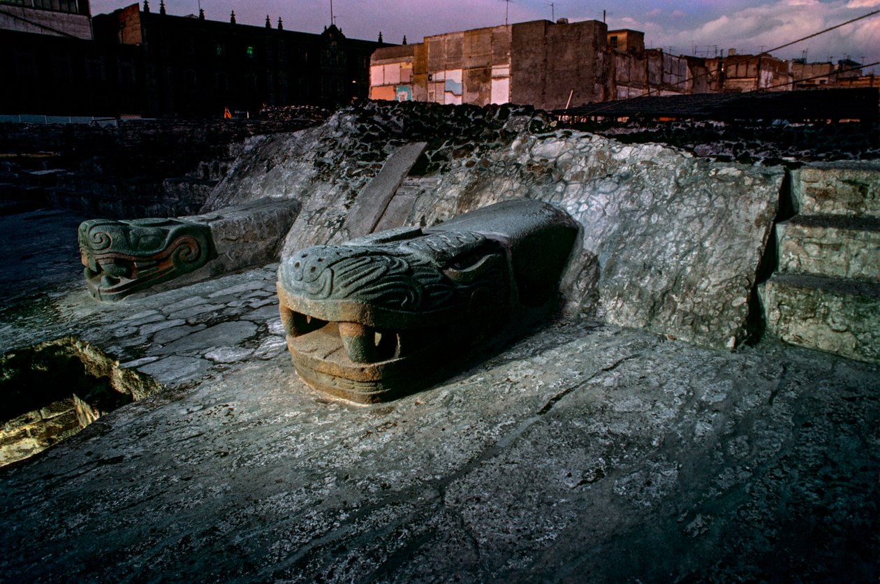 Replik av orm på det stora templet, Tenochtitlan, Templo Mayor, Aztec, Mexiko, Mexiko Ci..., 2010 (foto) av Kenneth Garrett