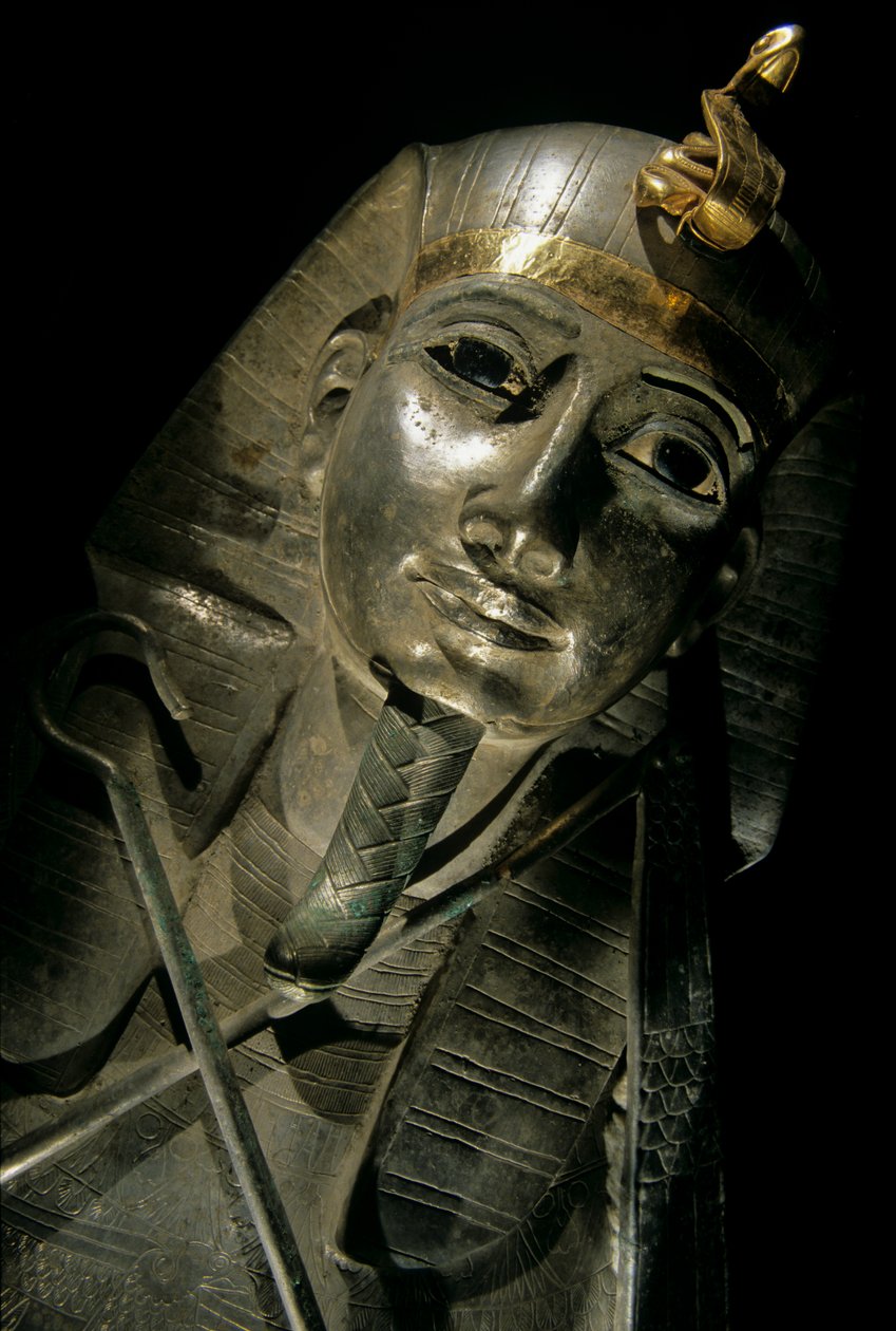 Psusennes I:s sarkofag i silver och guld, tredje mellanperioden, 2002 (foto) av Kenneth Garrett