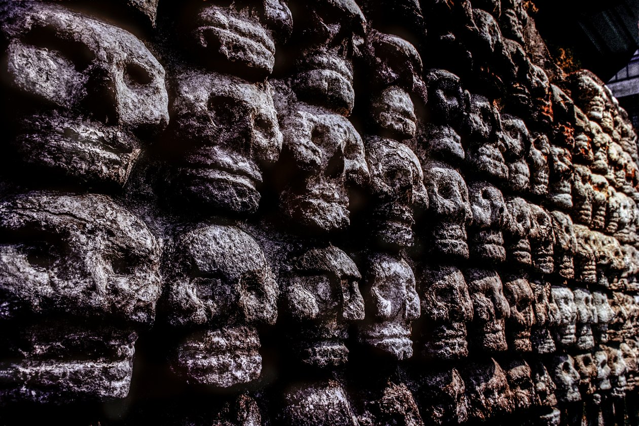 Skallställning eller Tzompantli, Aztec, Mexiko, Templo Mayor, 2010 (foto) av Kenneth Garrett