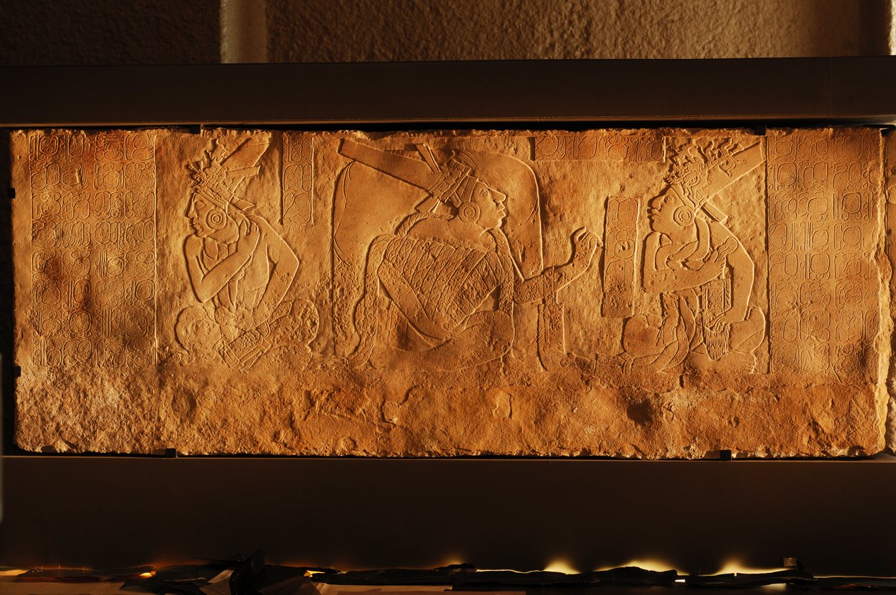 Tempel 19, tronbänk, Palenque, Mexiko, snidning av Akhal Mo Nab, 2005 (foto) av Kenneth Garrett