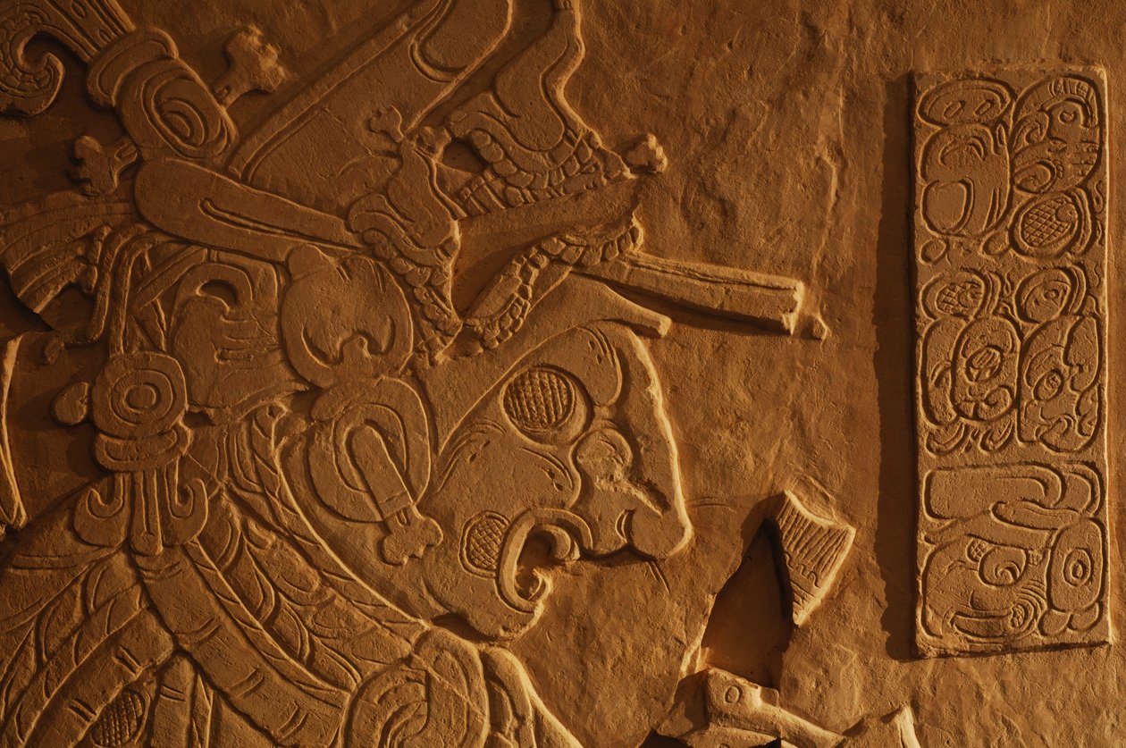 Tempel 21, tronbänk, snidning av kung Akhal Mo Nab, Palenque, Mexiko, 2005 (foto) av Kenneth Garrett