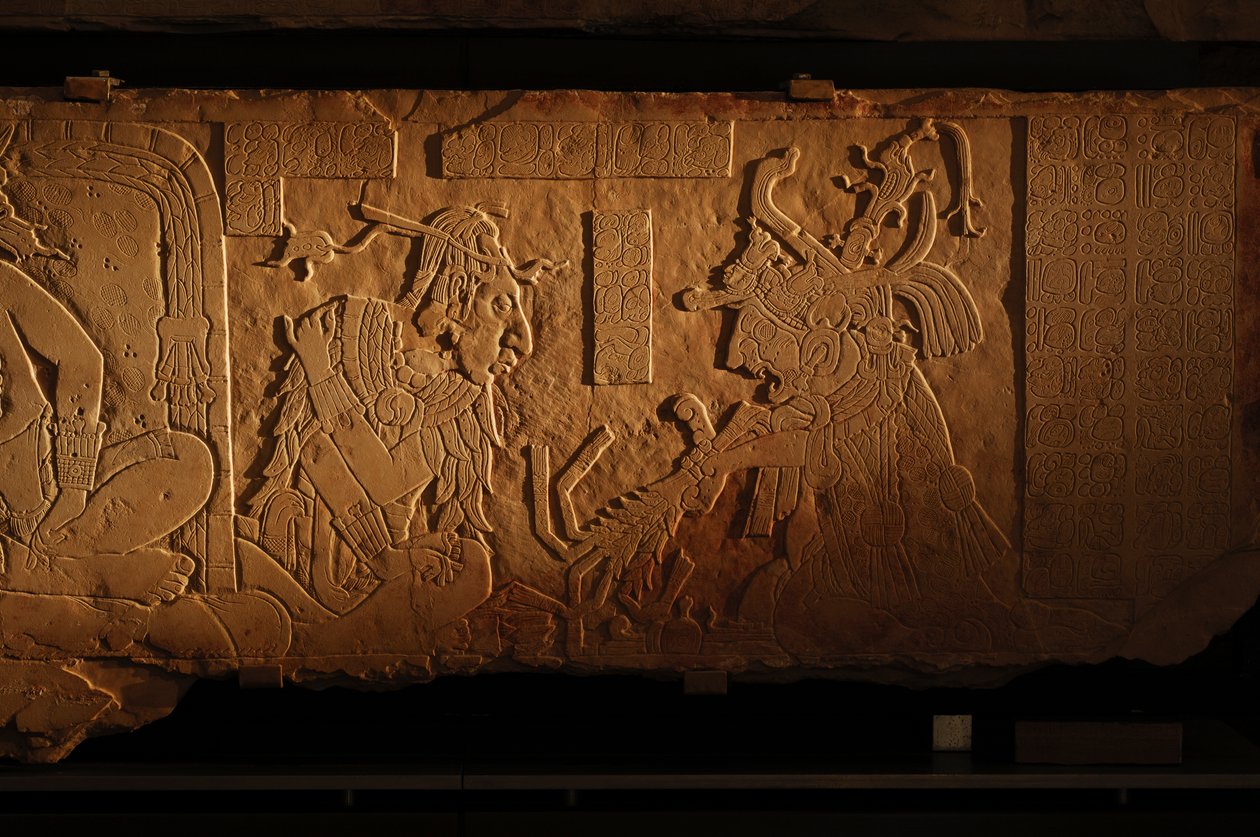 Tempel 21, tronbänk, snidning av kung Akhal Mo Nab, Palenque, Mexiko, 2005 (foto) av Kenneth Garrett