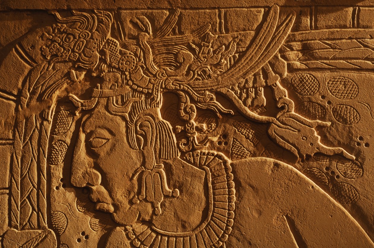 Tempel 21, tronbänk, snidning av kung Akhal Mo Nab, Palenque, Mexiko, 2005 (foto) av Kenneth Garrett