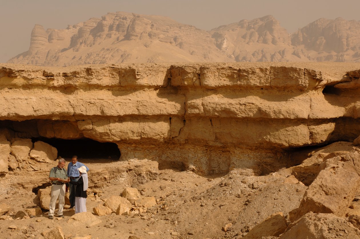 Manuskriptet hittades i en liknande grotta, El Minya, Egypten, Judasevangeliet; Codex T..., 2006 (foto) av Kenneth Garrett