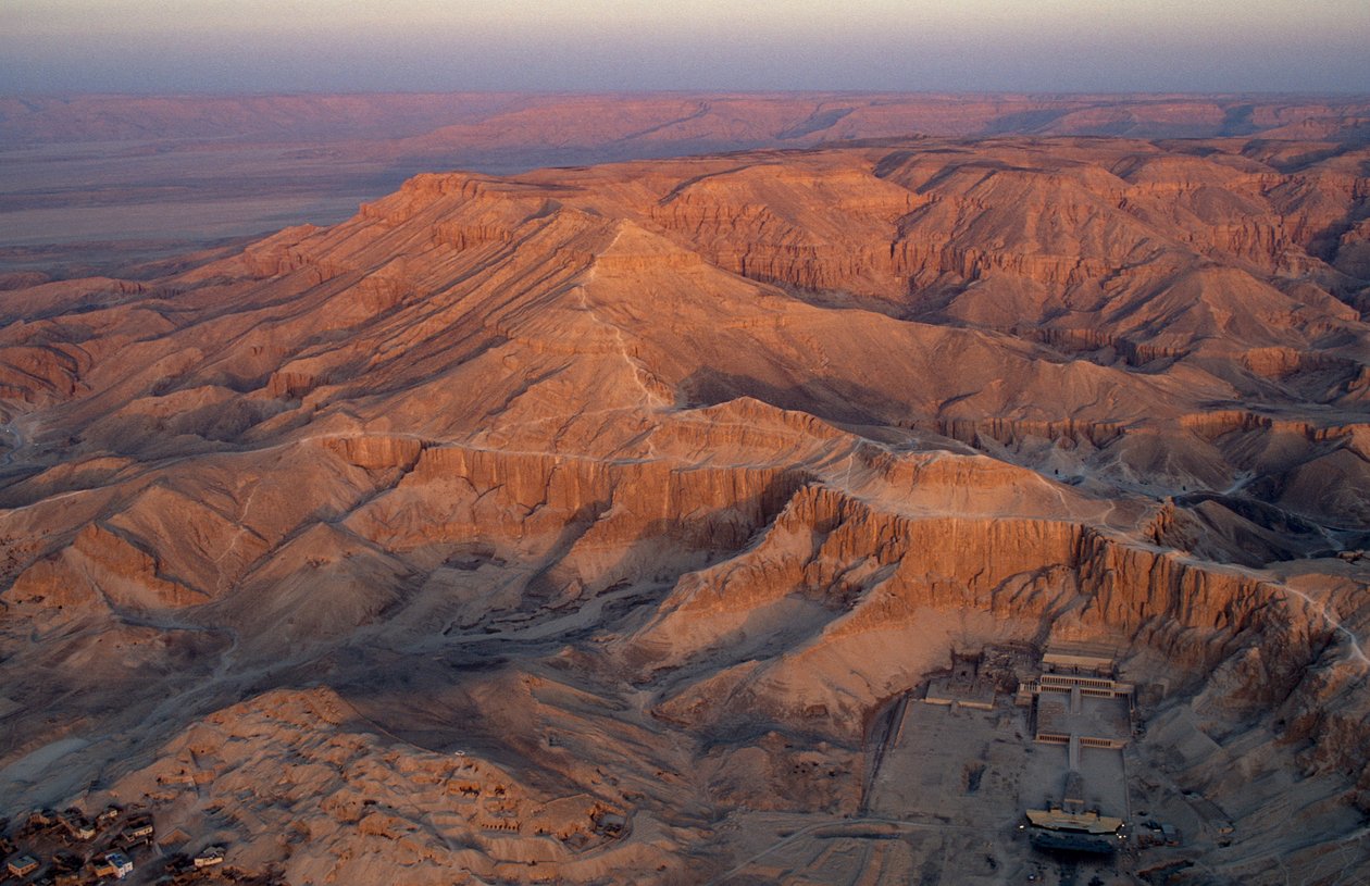 Konungarnas dal; Egypten; Qurna; Deir el-Medina, Hatshepsut, Nya riket av Kenneth Garrett