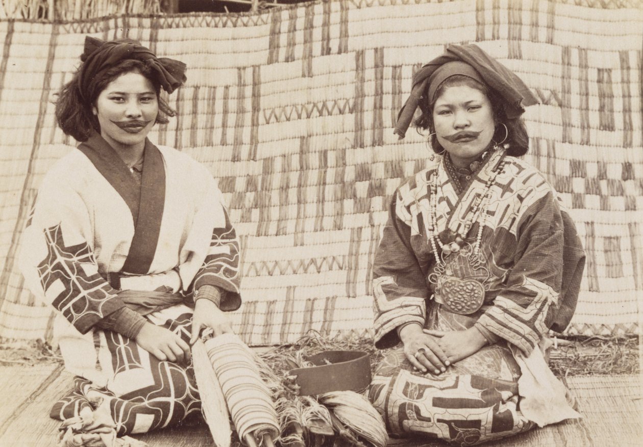 Ainu kvinnor, ca 1890-talet (silvertryck av gelatin) av Kenzô Tamoto