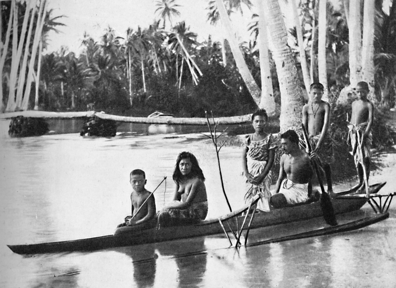 En samoansk kanot med stödben och dess passagerare, 1902 av Kerry and Co