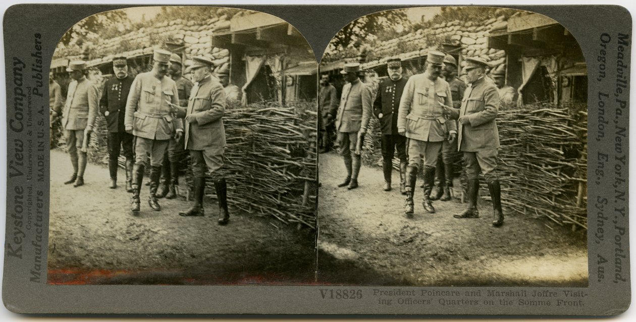 Horisontellt sepia stereokort som visar Frankrikes president Raymond Poincare och marskalk Joseph Joffre i möte med uniformerade officerare. av Keystone View Company