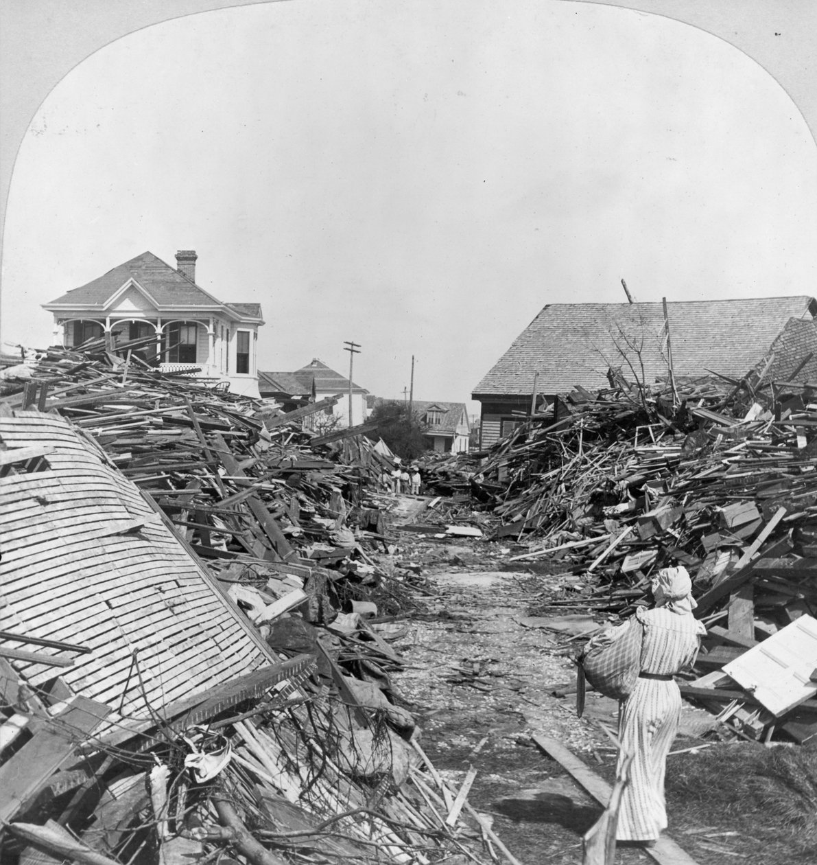 En passage genom skräpet, norrut på 19th Street, Galveston av Keystone View Company