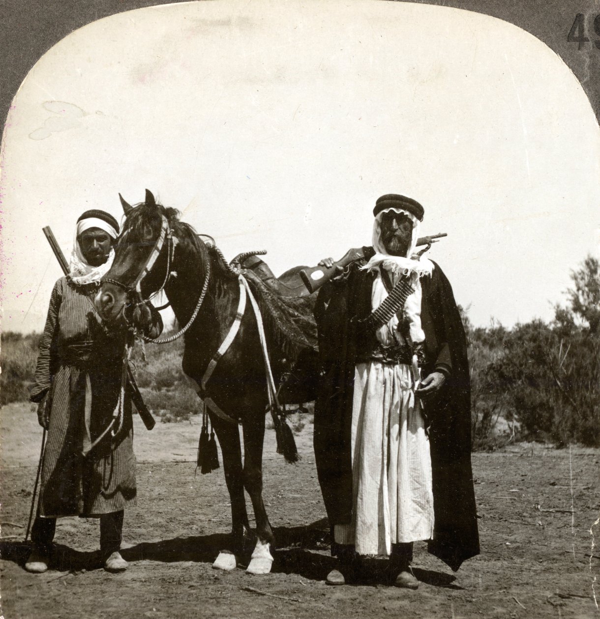 En sheikh och hans livvakt, Syrien, 1900-talet. av Keystone View Company