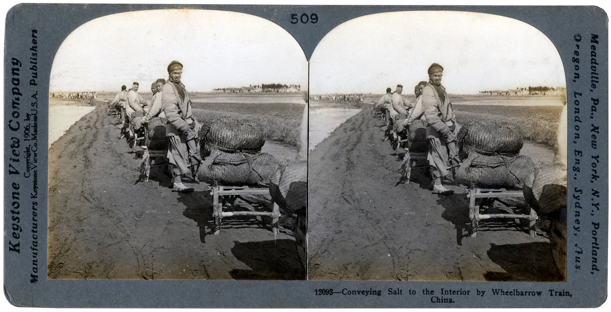 Att föra salt till interiören med skottkärrståg, Kina, 1906 av Keystone View Company