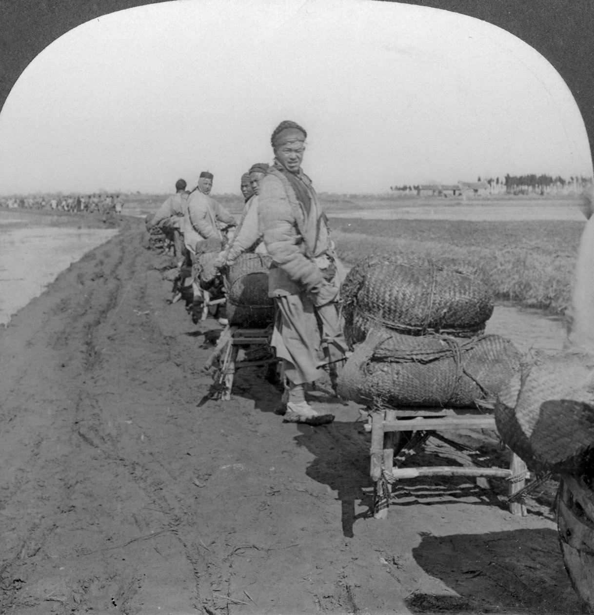 Att föra salt till interiören med skottkärrståg, Kina, 1907 av Keystone View Company