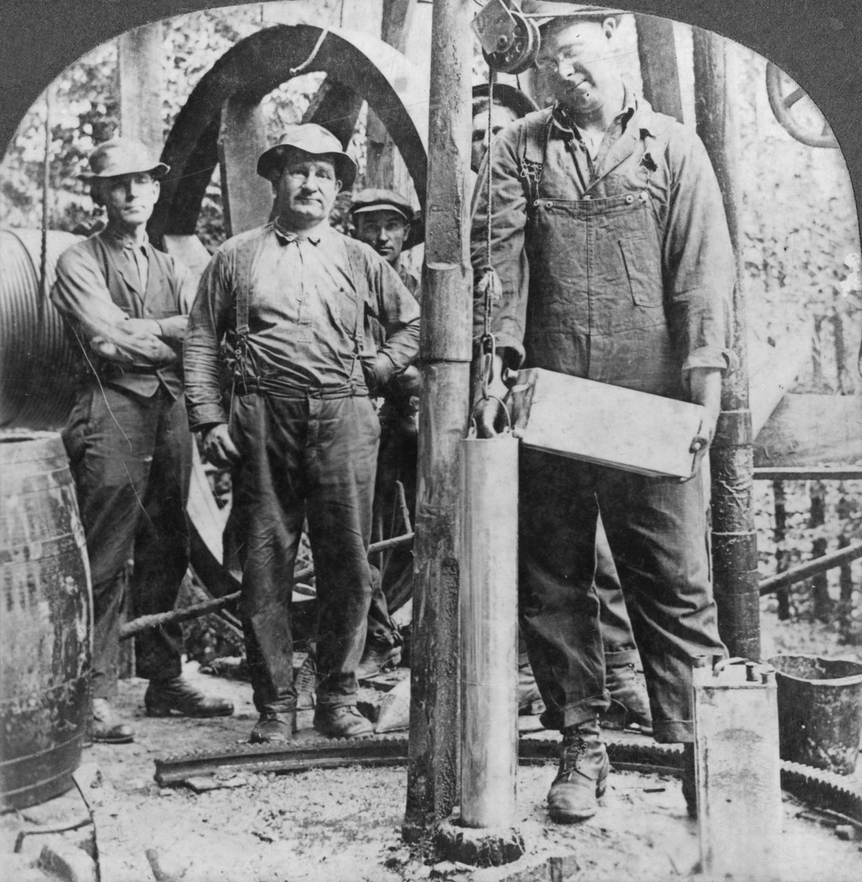 Att fylla ett skal med nitroglycerin, oljefält i Pennsylvania, USA, tidigt 1900-tal av Keystone View Company