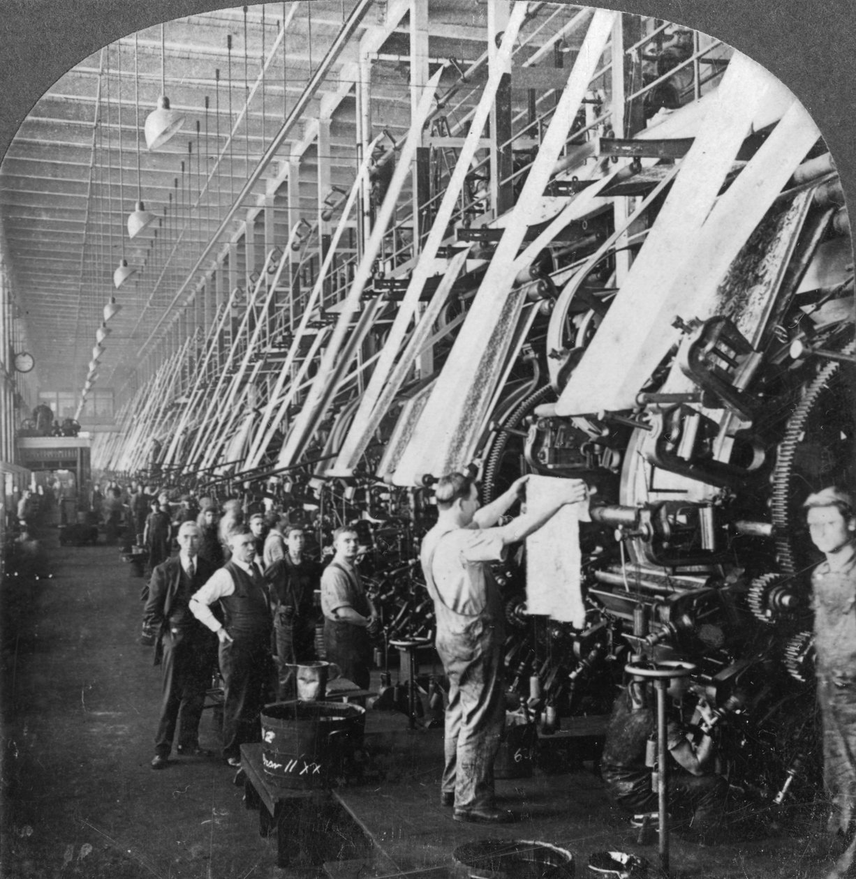 Allmän bild av ett stort tryckeri i ett bomullsbruk, Lawrence, Massachusetts, USA, 1900-talet av Keystone View Company