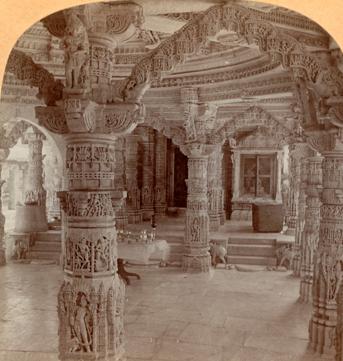 Interiör, Dilwara-templet, Abu-berget, Indien, 1901. av Keystone View Company