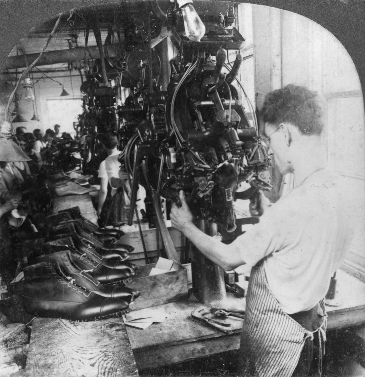Varaktiga maskinformningsskor i skofabriken, Lynn, Massachusetts, USA, tidigt 1900-tal av Keystone View Company