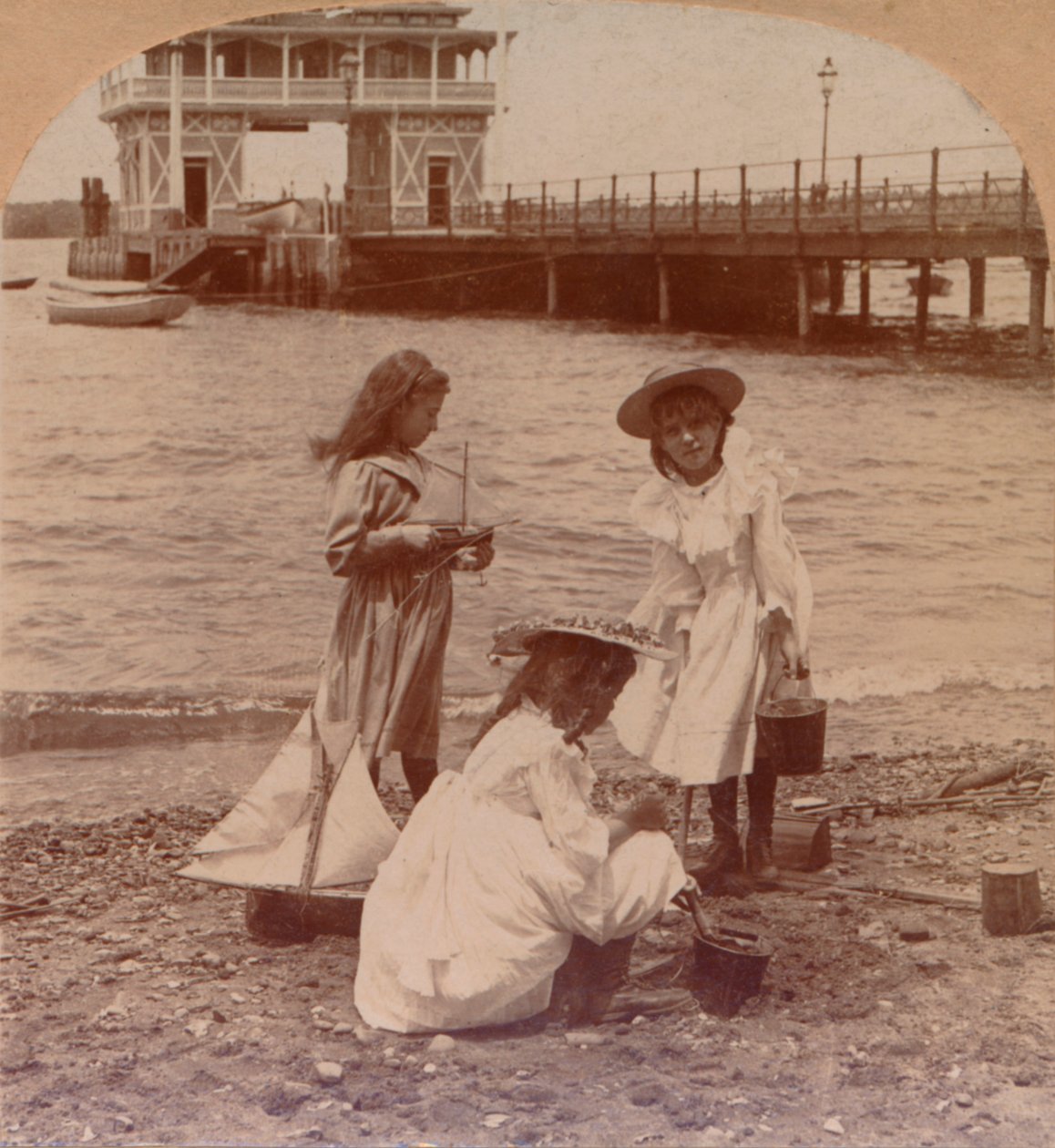 Spela på stranden c1900 av Keystone View Company