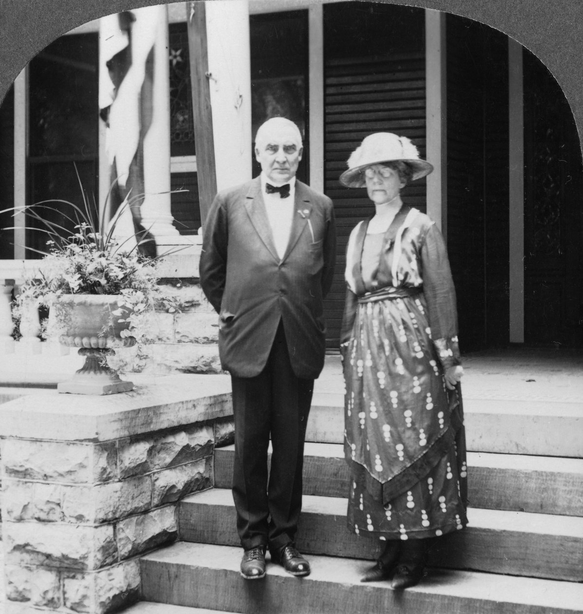 President och fru Harding i deras hem, Marion, Illinois, USA, c1921-c1923 av Keystone View Company