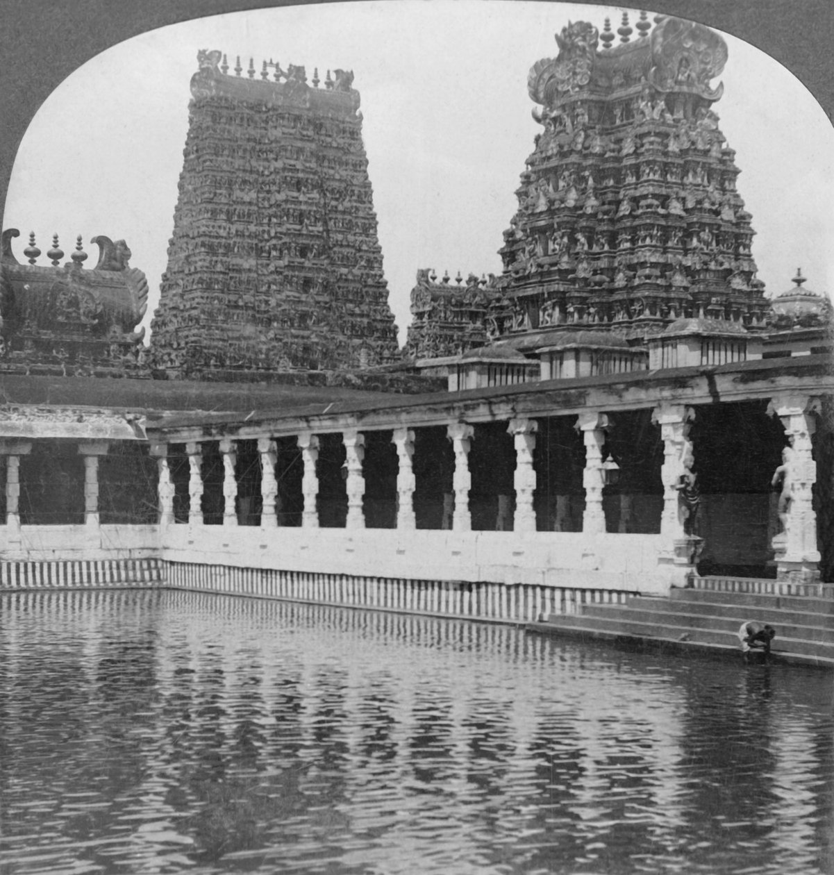Sacred Gold Lily Lake and Pagodas - Great Temple to Siva, Madura, South India, 1901. av Keystone View Company