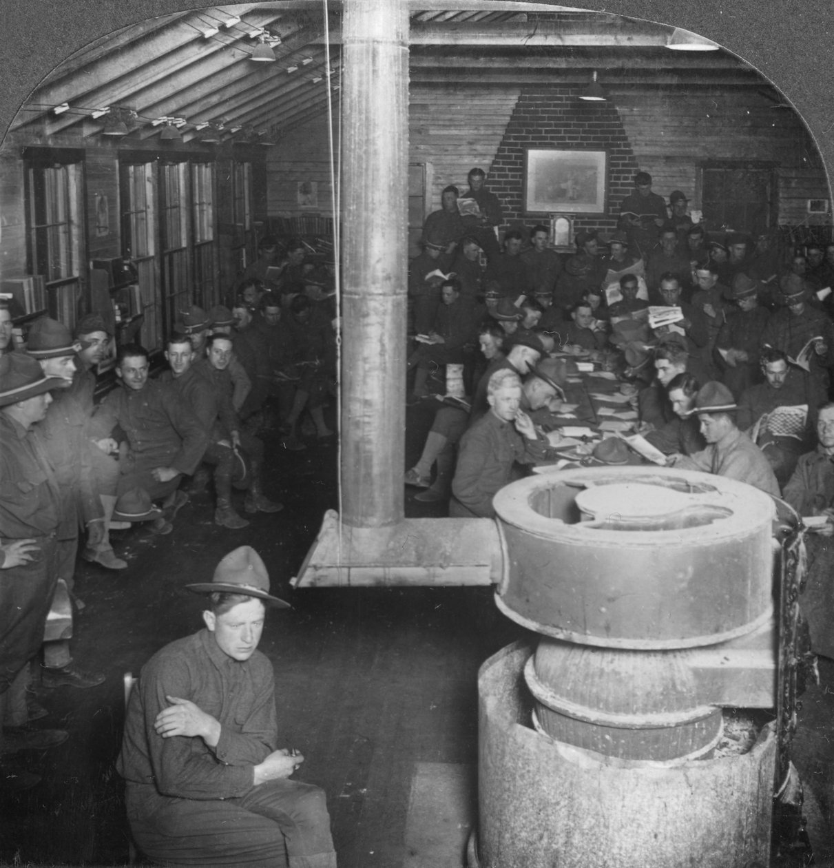 Socialrum i en KFUM-armélägerstuga, tidigt 1900-tal av Keystone View Company