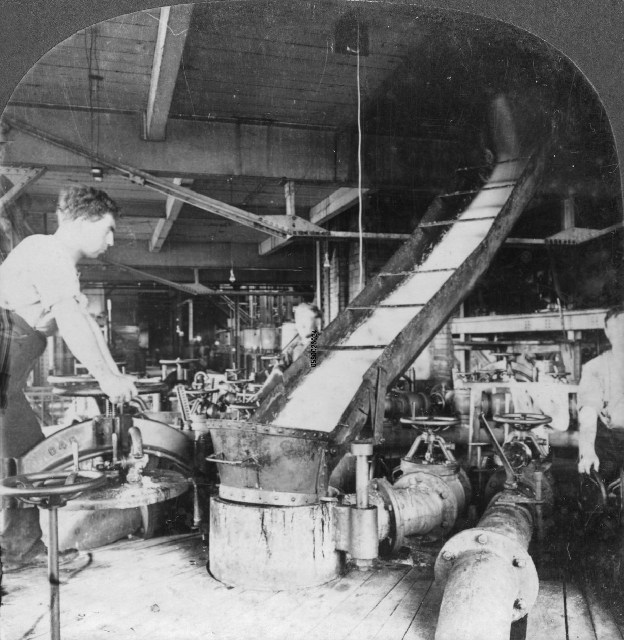Sockerbetsmassa och juice som flödar från tank till tank, Montreal, Kanada, tidigt 1900-tal av Keystone View Company