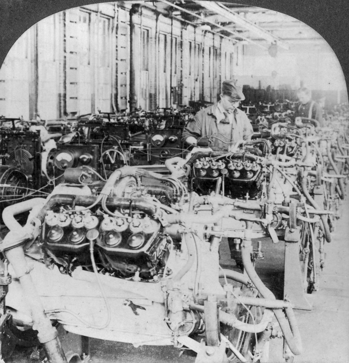 Testar motorer i en bilfabrik, Detroit, Michigan, USA, 1900-talet av Keystone View Company