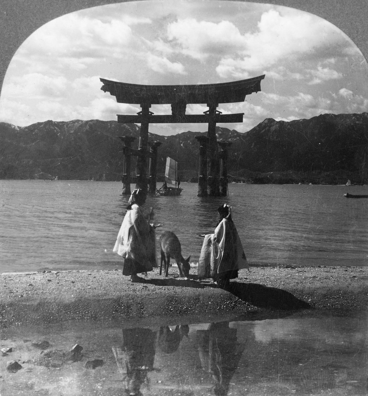 Den långt berömda Seagirt Torii från Miyajima. Pittoreska porten till den berömda Shinto-helgedomen, Japan, 1905. av Keystone View Company