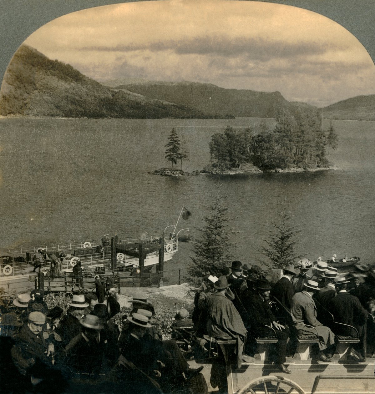 Reser genom Trossachs förtrollande land, Skottland, 1902. av Keystone View Company