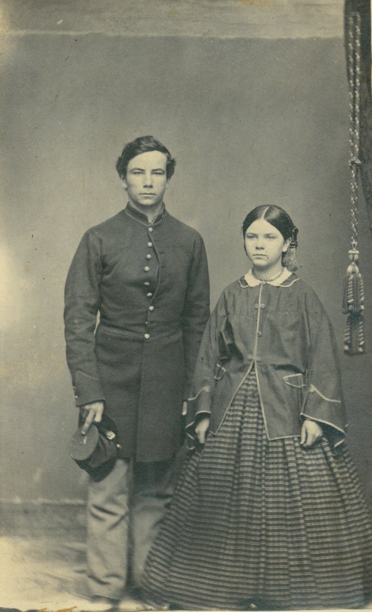 Full-length portrait of unidentified Union soldier in uniform and woman wearing a dress av Kilbourn Leroy Gates
