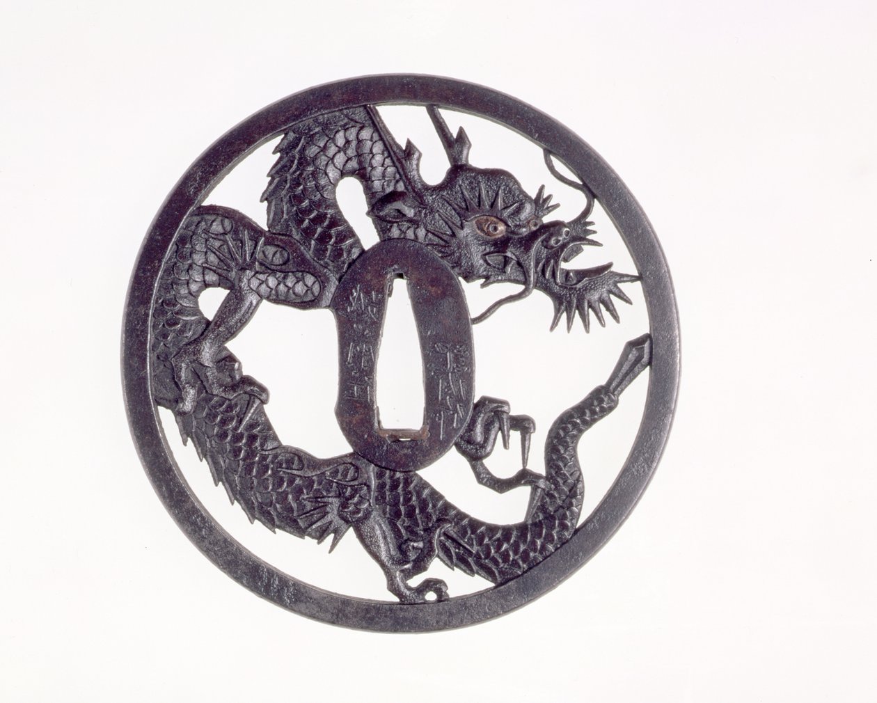 Tsuba med utskuren drake (järn) av Kinai of Echizen