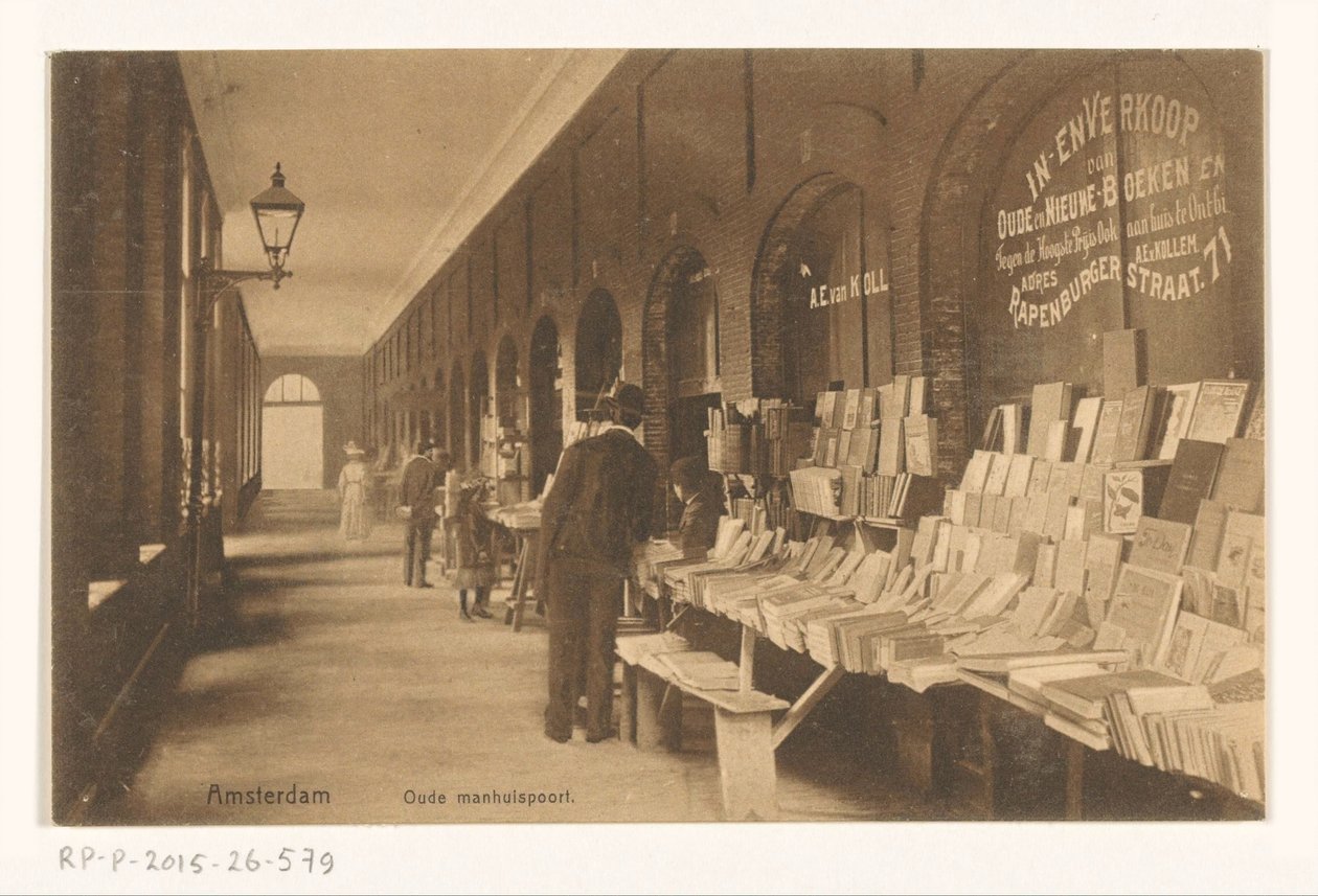 Bokstall av Aaron Eliazer van Kollem i Oudemanhuispoort Amsterdam Old Manhuispoort (titel på objekt) av Knackstedt and Näther