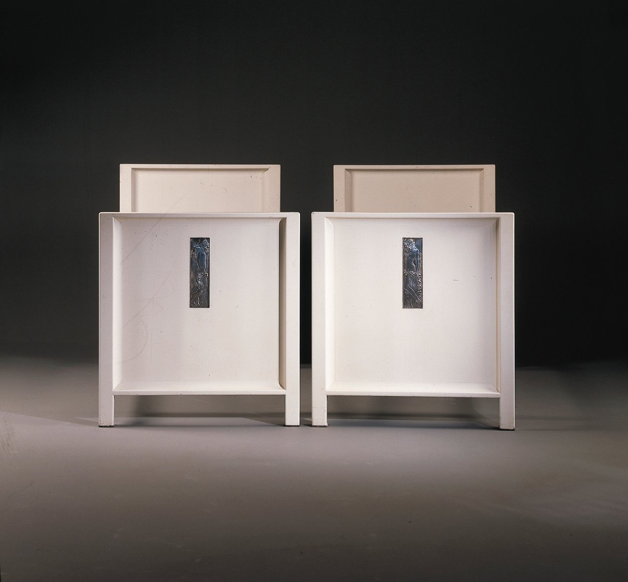 Ett par Wiener Werkstatte enkelsängar, ca 1904 (målat trä) av Koloman Moser