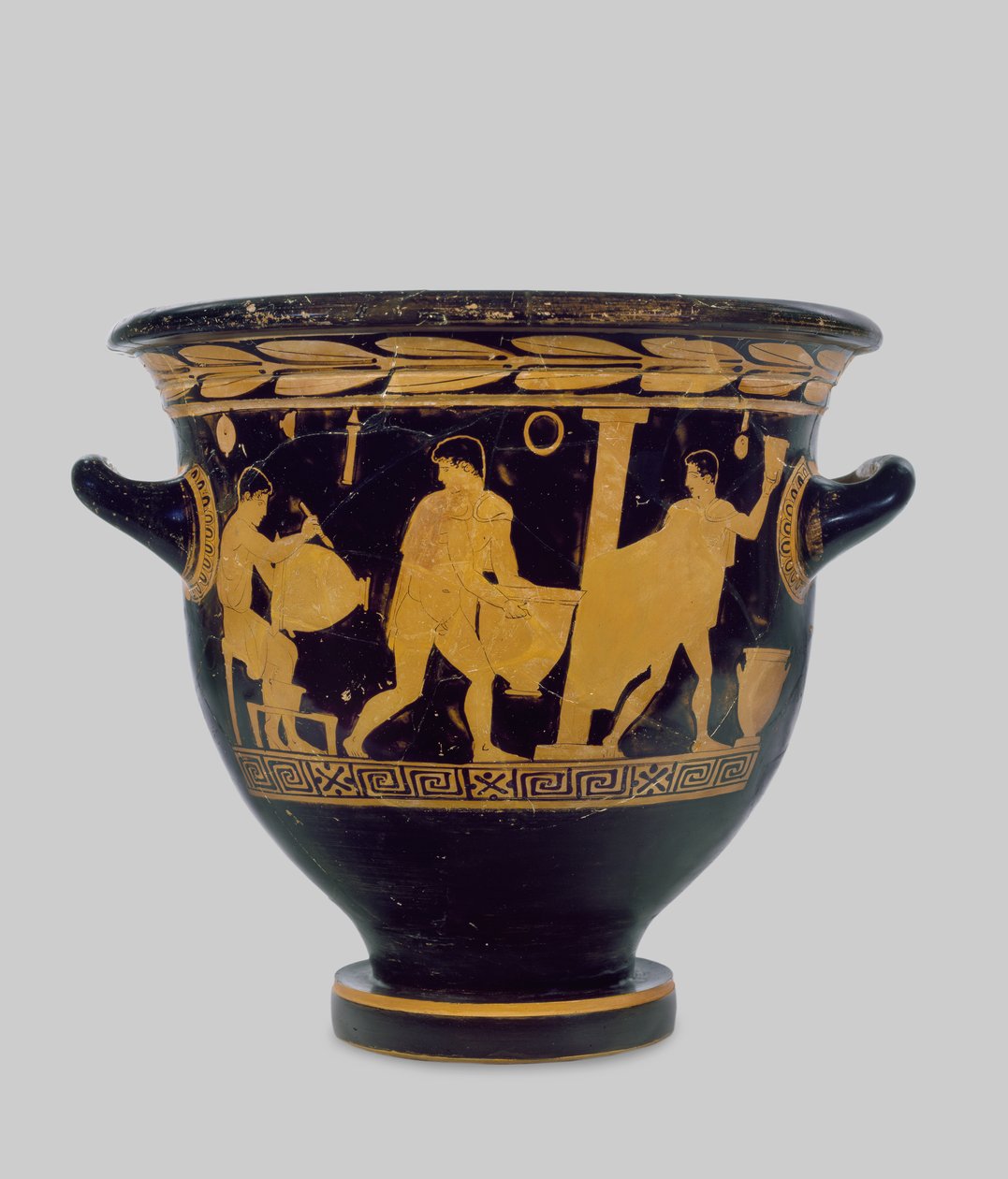 Attisk klockkrater med röd figur, dekorerad med interiören av en krukmakarverkstad, ca 430-425 f.Kr. (keramik) (för detaljer se 100557) av Komaris Painter