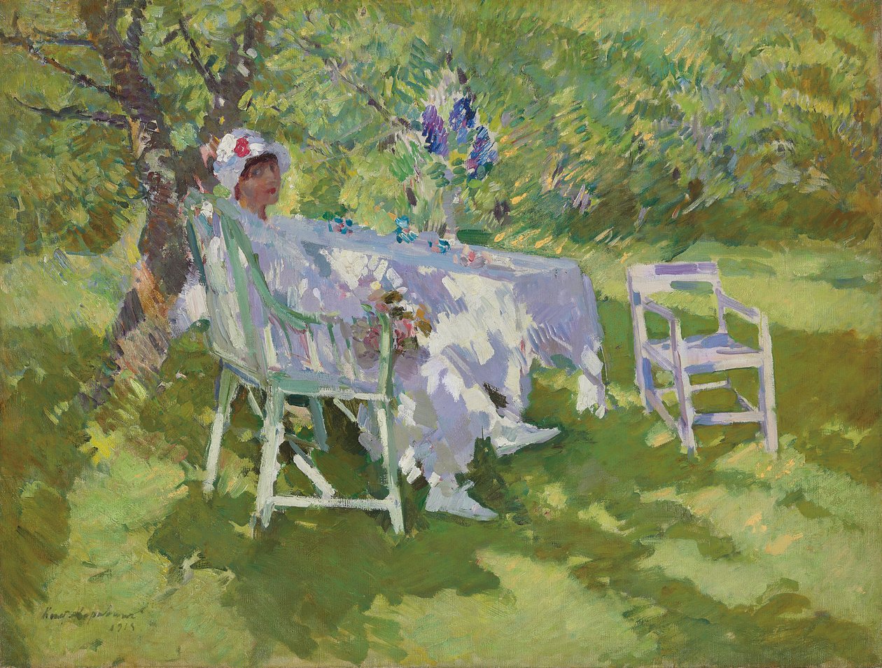 En dam i vitt sitter i en trädgård av Konstantin Alekseevich Korovin
