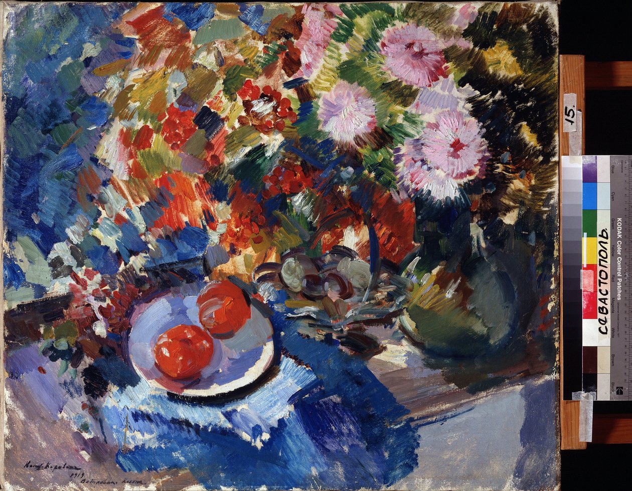 Asters och tomater (Asters och tomater). Stilleben, med en stor bukett blommor och en tallrik med två tomater, placerade på ett bord. Målning av Konstantin Alexeyevich Korovin (Constantin Korovin) (1861-1939), olja på duk av Konstantin Alekseevich Korovin