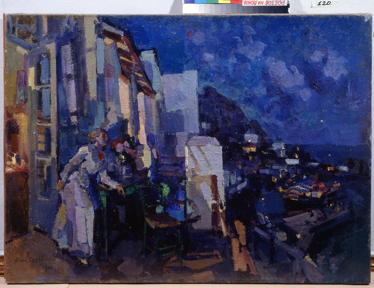 Kväll på verandan. En kvinna utnyttjar utsikten över staden som sträcker sig in i natten framför hennes terrass. Målning av Konstantin Alexeyevich Korovin (Constantin Korovin) (1861-1939), olja på duk av Konstantin Alekseevich Korovin