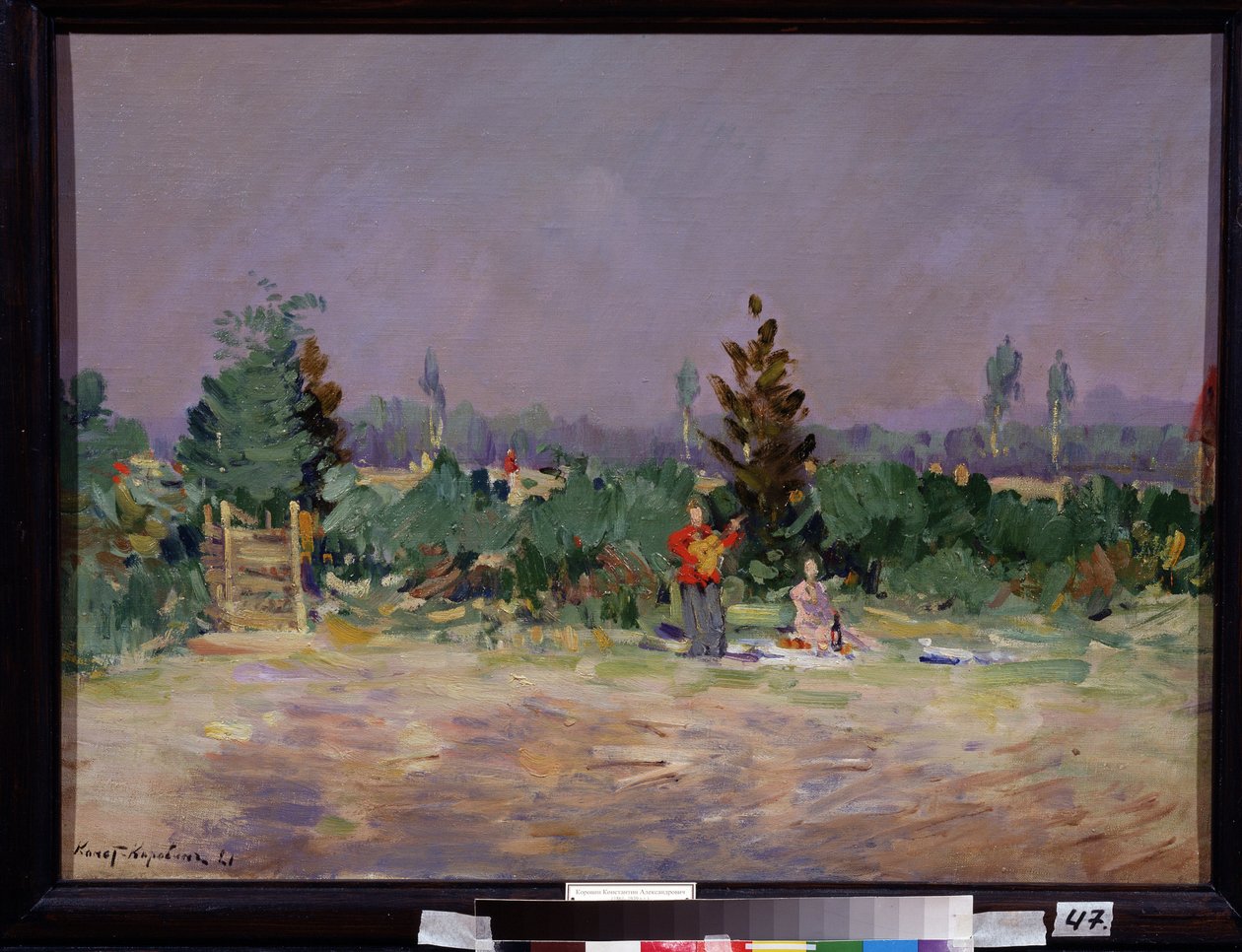 En varm dag nära Moskva (A Hot Day Near Moscow). Ett par på picknick på landet, mannen som står spelar gitarr. Målning av Konstantin Alexeyevich Korovin (Constantin Korovin) (1861-1939), olja på duk av Konstantin Alekseevich Korovin