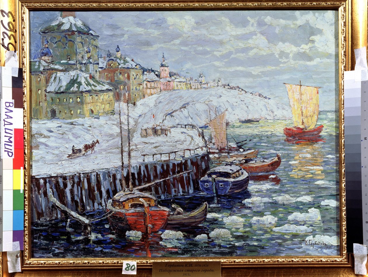 Banvall i en gammal rysk stad. Beskrivning av kajerna där båtar ligger förtöjda på en flod täckt av snöblock, i bakgrunden en stad och en segelbåt som går. Målning av Konstantin (Co av Konstantin Ivanovich Gorbatov