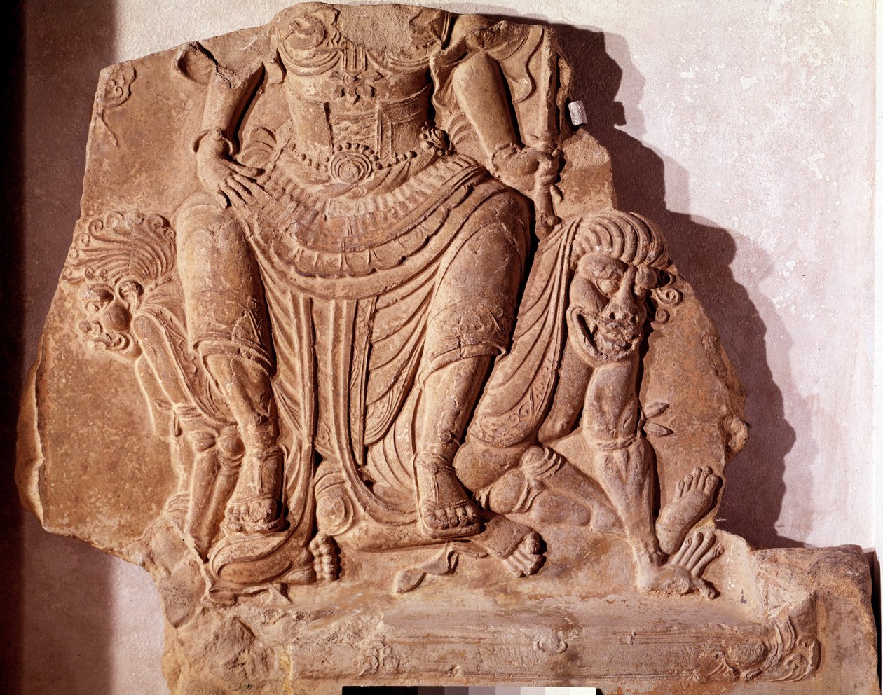 Art Coreen: lertegel stämplad som visar en herre eller gudom som dominerar de elakartade krafterna. Sillaperiod, 700-talet. Koreas nationalmuseum av Korean School