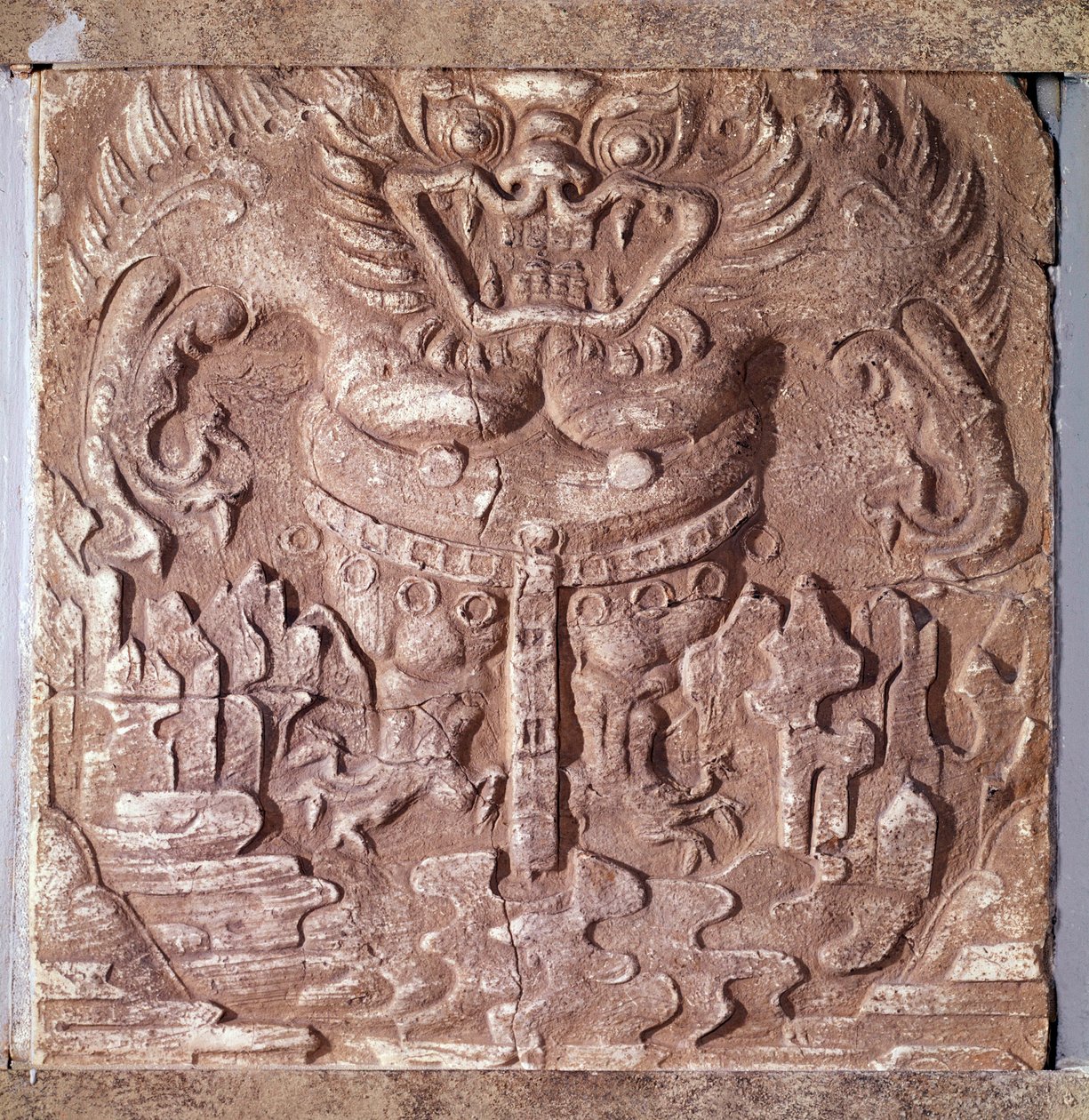 Art coreen: grå terrakotta tegel som föreställer ett monster. Konungariket Paekche (eller Paikchei eller Baekje), Korea. 7:e århundradet. Koreas nationalmuseum av Korean School