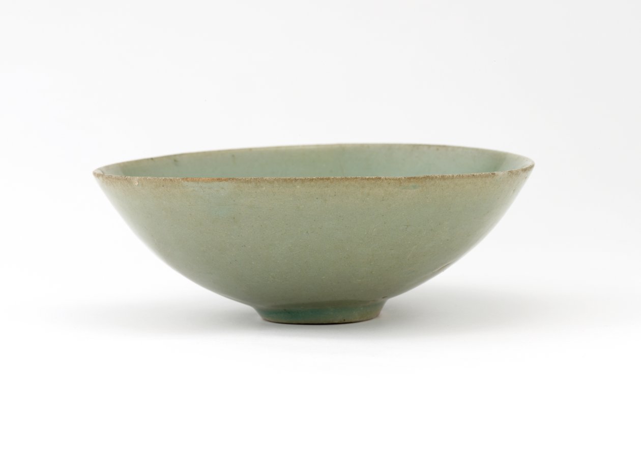 Skål med gjuten design av fisk bland vågor, mitten av 1100-talet (stengods med celadonglasyr) av Korean School