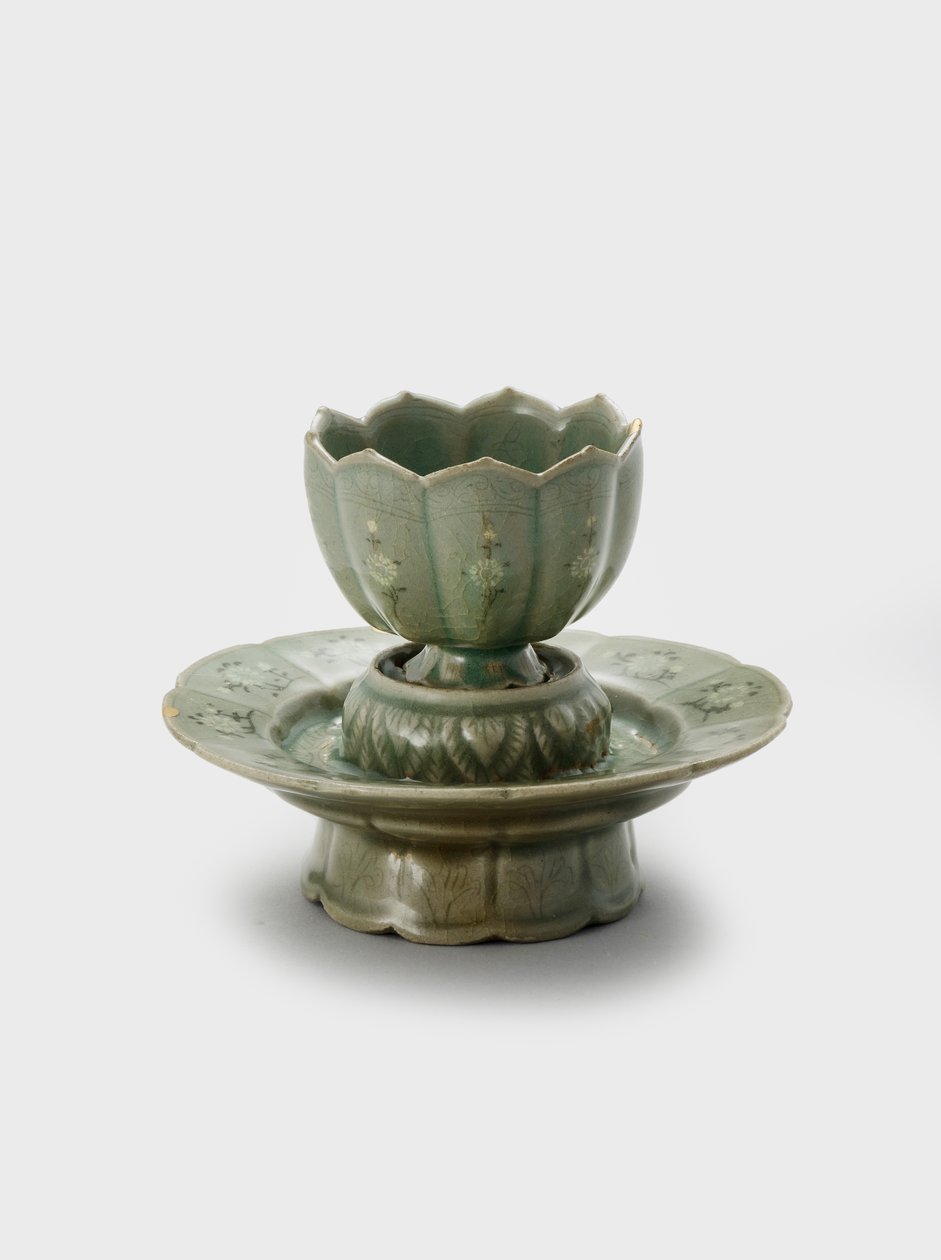 Bägare och stativ, sent 1100-tidigt 1200-tal (Stengods med inlagd slipdekor och celadon glasyr) av Korean School