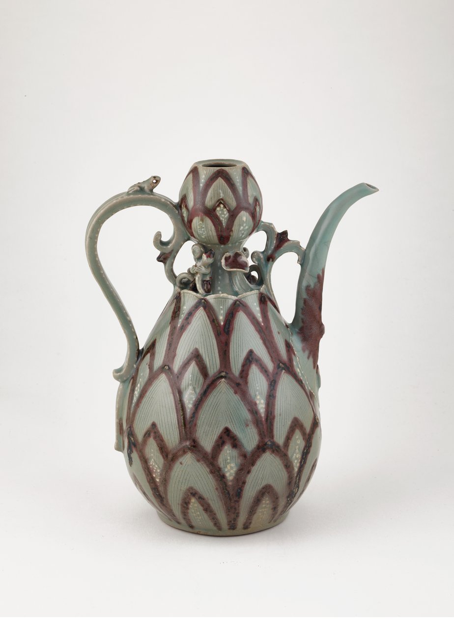 Ewer, mitten av 1200-talet (stengods med kopparrött pigment och vit slip under celadonglasyr) av Korean School