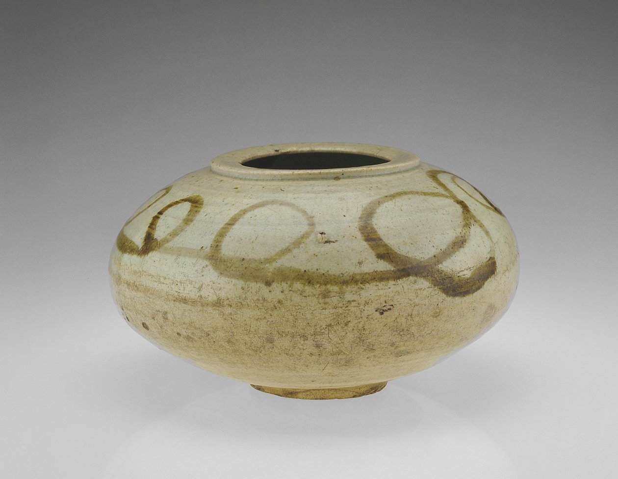 Burk med design av en drake, Hwanghaedo-provinsen, Choson-perioden, andra hälften av 1600-talet (porslin med järndekoration under transparent glasyr) av Korean School