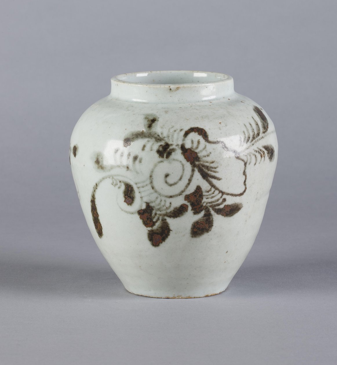 Burk med blommönster, Yi-dynastin, 1392-1910 (keramik) av Korean School