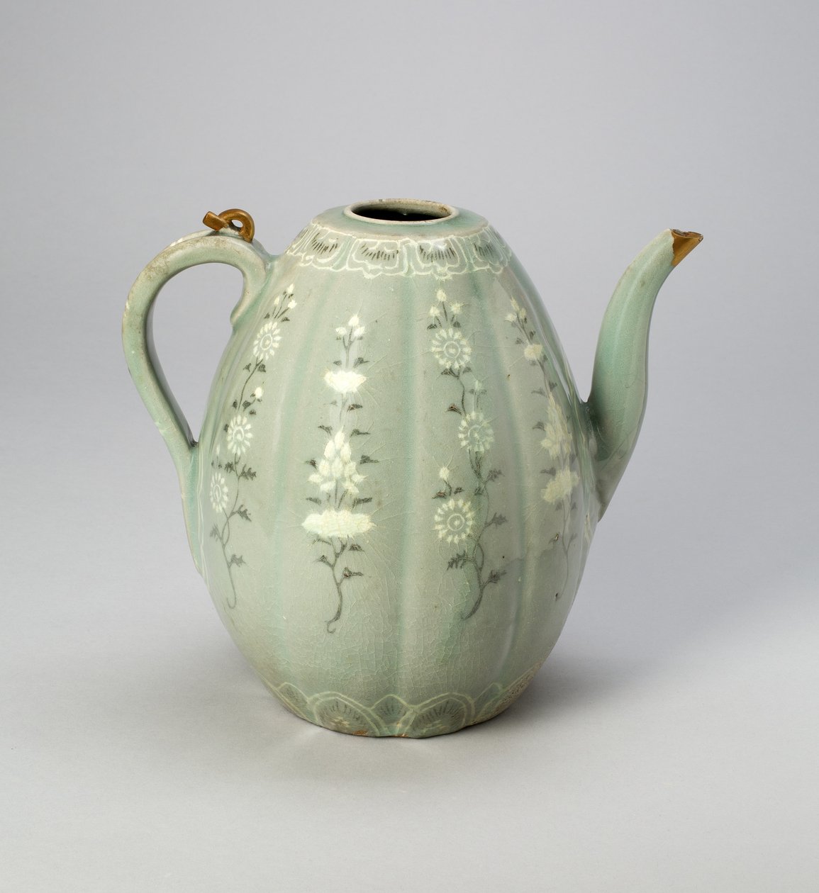Melonformad Ewer med stiliserade blomrullar (stengods med celadonglasyr & underglasyr inlagd dekor av svarta och vita leror, med guldreparation) av Korean School
